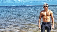 Iko Uwais pamer body sixpack di pantai. (Foto: instagram/iko.uwais)