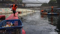 Tak hanya di atas wating, petugas juga membersihkan sampah di dalam kali.