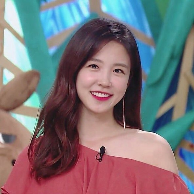 Yewon merupakan pembawa acara berita populer di SBS, salah satu stasiun televisi Korea Selatan. Foto: Instagram