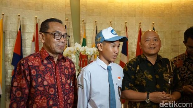 Danil Pemanjat Tiang Bendera di Kaltim Dapat Beasiswa Sampai D3