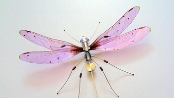 Berbekal barang-barang bekas tadi kemudian dia membuat serangga cantik-cantik ini. Foto: etsy.com