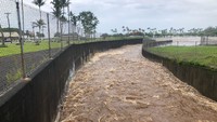Banjir menerjang wilayah Hilo di Hawaii hingga melumpuhkan kota. Ace Norton/via Reuters.