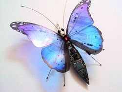 Keren! Ketika Limbah Komputer Disulap Jadi Serangga Cantik