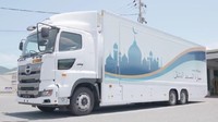 Jepang terus berbenah menjelang pelaksanaan Olimpiade Tokyo 2020. Berbagai fasilitas pun disiapkan termasuk mesjid mobil untuk mempermudah pengunjung dan atlet muslim untuk beribadah. Pool/Yasu Project.
