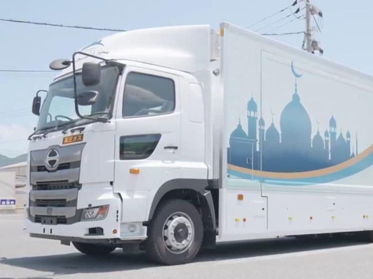 Truk Disulap Jadi Mesjid Berjalan
