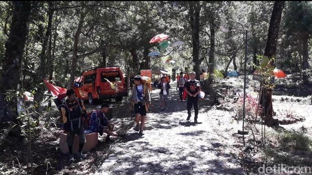 Kebakaran di Puncak Lawu Belum Padam, Pendaki Berkemah di Cemoro Sewu