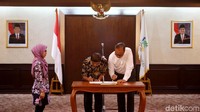 Penyerahan jabatan itu ditandai dengan penandatanganan berita acara serah terima jabatan dan penyerahan memori jabatan.