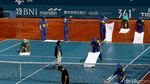 Aksi Mengeringkan Lapangan Tenis dengan Handuk