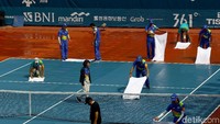 Ada belasan petugas yang membersihkannya.