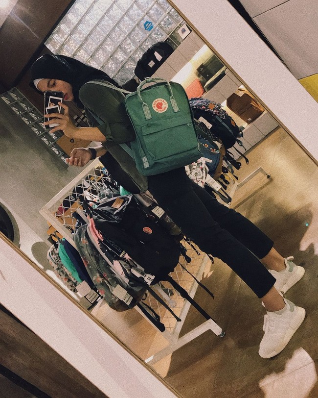 Gaya hijab Defia Rosmaniar, penyumbang emas pertama untuk Indonesia ini tampil kasual dan simpel. T-shirt dan kemeja sebagai outer, jeans dan sneakers selalu jadi andalan Defia. Foto: Dok. Instagram/Defia Rosmaniar