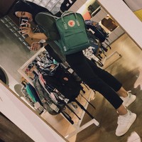 Gaya hijab Defia Rosmaniar, penyumbang emas pertama untuk Indonesia ini tampil kasual dan simpel. T-shirt dan kemeja sebagai outer, jeans dan sneakers selalu jadi andalan Defia. Foto: Dok. Instagram/Defia Rosmaniar