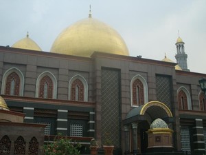 13 Tempat Wisata Depok yang Populer, Ada Taman Bermain hingga Studio Alam