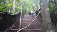 Kalau capai, di tengah jalan tersedia pos-pos untuk beristirahat. (Firdaus Anwar/detikTravel)