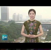 Ini Jang Yewon, reporter Korea Selatan cantik yang bertugas di Asian Games 2018. Aksinya saat melaporkan langsung berita Asian Games di atas gedung Jakarta dengan latar belakang pemandangan Stadion Gelora Bung Karno ini jadi perhatian. Foto: Instagram