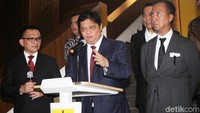 Setelah melakukan pertemuan Airlangga memberikan konferensi pers terkait mundurnya Idrus Marham menjadi Mensos di kantor DPP Partai Golkar.