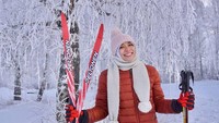 Di sela-sela kesibukannya berlatih, Aries menyempatkan untuk liburan melepas penat. Di Rusia, Aries menikmati salju dan main ski.  (Instagram/@aries_susanti)
