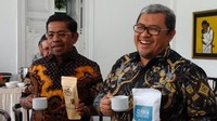 Berbagai makanan dan minuman pernah dinikmatinya. Ia juga kerap membagikan momen ini lewat instagram pribadinya. Kali ini foto menunjukkan ketika Idrus ngopi bareng Ahmad Heryawan. Foto: instagram/twitter @idrusmarham5