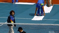 Lapangan tersebut dibersihakan dari air agar bisa digunakan kembali untuk bertanding.