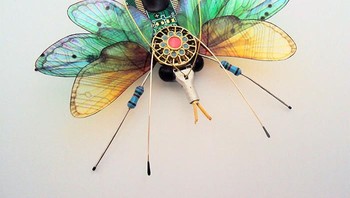 Dia kerap melihat banyaknya sampah elektronik, mulai dari PC, laptop hingga ponsel menumpuk di tempat pembuangan akhir.  Foto: etsy.com