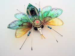 Keren! Ketika Limbah Komputer Disulap Jadi Serangga Cantik