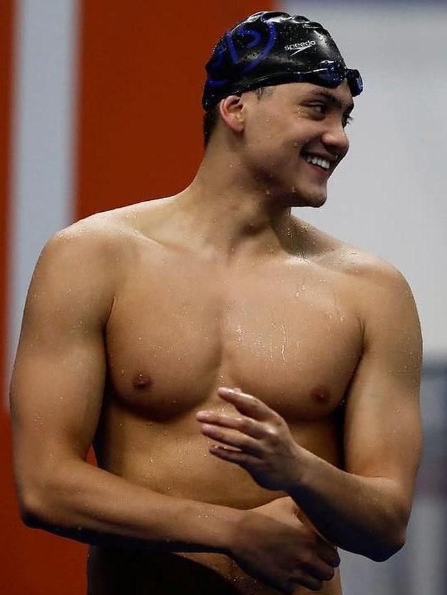 Atlet yang bukan hanya tampan tapi juga bertubuh atletis ini adalah Joseph Schooling. Dia adalah atlet renang Singapura yang mempersembahkan emas untuk negaranya di Asian Games 2018. Perenang 23 tahun ini juga pernah memberikan emas untuk Singapura di Olimpiade Brazil. Foto: Dok. Instagram, Dok. Getty Images