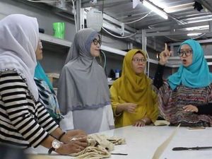 Ada Penjahit Tunarungu Indonesia di Balik Busana Berkelas Internasional