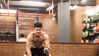 Latihan membentuk otot penting agar bentuk tubuh selalu terjaga. (Foto: instagram/iko.uwais)