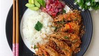 “Homemade Cereal Butter Prawns,” tulis @lucy_clara_homecooking di keterangan foto. Ia melengkapi sajian ini dengan nasi dan acar. Nyam nyamm! Foto: Instagram