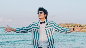 8. Atta Halilintar. Sebagai YouTuber nomor 1 di Indonesia, Atta memiliki tak kurang dari 18,5 juta subscriber. Purple Moon Promo menyebut pendapatan per bulan Atta adalah sebesar 1.372.884 pound sterling. (Foto: Dok. Instagram/ Atta Halilintar)