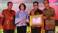 FIFGROUP meraih penghargaan Indonesia Corporate PR Award 2018 dengan predikat The Best Campaign for Good Service in Multifinance Company.Penghargaan diterima oleh Head of Corporate Communications FIFGROUP, Arif Reza Fahlepi (2kanan). istimewa