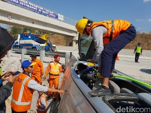 Sebuah Mobil Terguling di Tol Ngawi, Dua Penumpang Tewas
