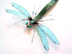 Keren! Ketika Limbah Komputer Disulap Jadi Serangga Cantik