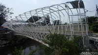 JPO tersebut sudah sebulan tanpa atap yang menyeluruh dikarenakan rusak diterpa angin.