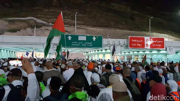 Rute jalan kaki dari tenda di Mina ke Jamarat masih menjadi titik paling rawan bagi jemaah haji