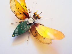 Keren! Ketika Limbah Komputer Disulap Jadi Serangga Cantik