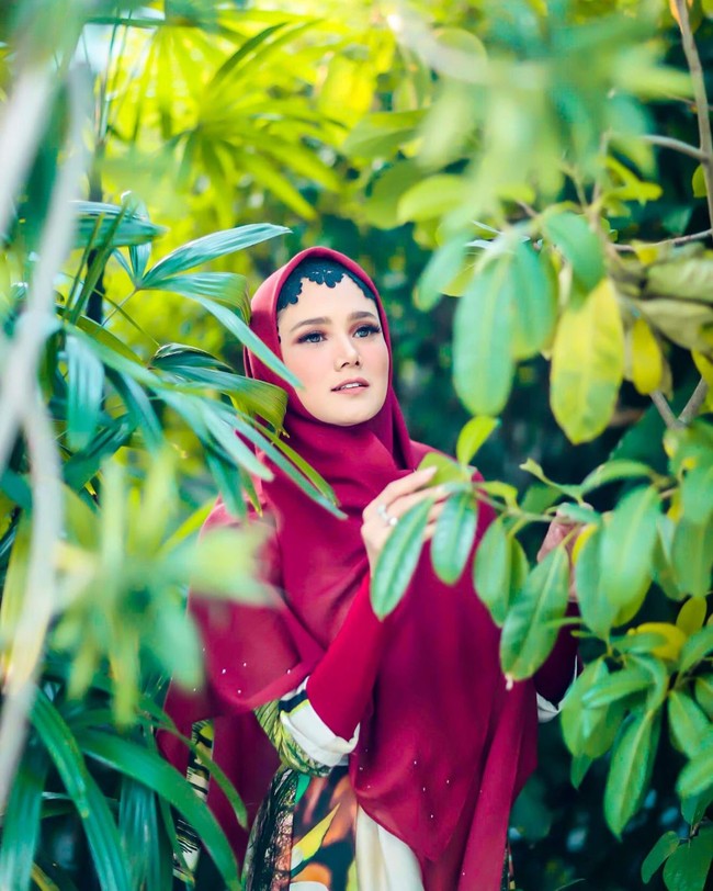Mulan Jameela bergaya dengan ciput berbentuk paes Jawa yang baru-baru. Ciput tersebut dipadukannya dengan hijab segi empat berwarna merah dan gamis bermotif abstrak. (Foto: Dok. Instagram/mulanjameela1)