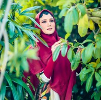 Mulan Jameela bergaya dengan ciput berbentuk paes Jawa yang baru-baru. Ciput tersebut dipadukannya dengan hijab segi empat berwarna merah dan gamis bermotif abstrak. (Foto: Dok. Instagram/mulanjameela1)