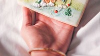 Ya ampun, gemas banget yang sugar cookie di tangan Maria. Model semampai ini bikin sendiri lho sugar cookie dua dimensi ini. Keren! Foto: Instagram mariarahajeng