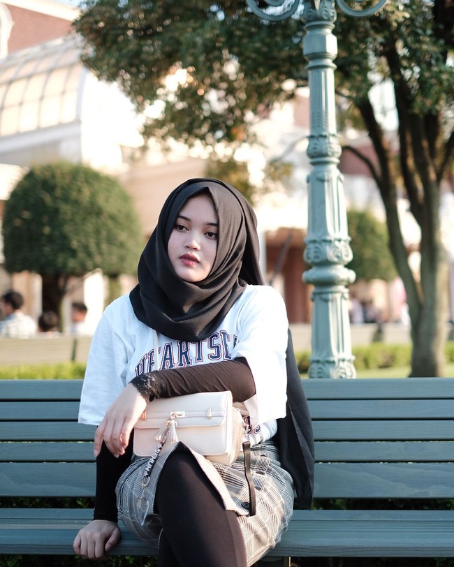 Gaya streetwear yang kerap ia pakai adalah oversized sweater yang dipadukan dengan fanny pack. Putdel, sapaan akrabnya juga pernah terlihat memakai kupluk sebagai aksesori hijabnya.  Foto: Instagram/putridelina