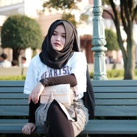 Gaya streetwear yang kerap ia pakai adalah oversized sweater yang dipadukan dengan fanny pack. Putdel, sapaan akrabnya juga pernah terlihat memakai kupluk sebagai aksesori hijabnya.  Foto: Instagram/putridelina