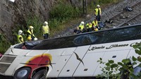 Saat ini dinas penyelamat setempat tengah melakukan evakuasi bangkai bus dari jalur rel kereta. Polisi menduga kecelakaan tersebut karena kegagalan teknis pada rem kendaraan. LEHTIKUVA/Timo Hartikainen/REUTERS.