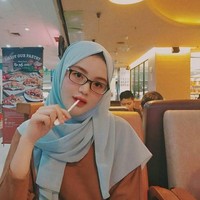 Dua putri pelawak populer Indonesia Mandra dan Sule, kini telah beranjak dewasa. Tia Septiana putri Mandra dan Putri Delina putri Sule sama-sama berhijab dari usia muda. Foto: Instagram/tiaseptianna