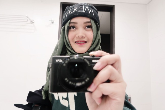 Gaya hijab favoritnya adalah pashmina. Biasanya ia memakai gaya pashmina tumpuk, seperti hijabers malaysia. Foto: Instagram/putridelina