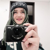 Gaya hijab favoritnya adalah pashmina. Biasanya ia memakai gaya pashmina tumpuk, seperti hijabers malaysia. Foto: Instagram/putridelina