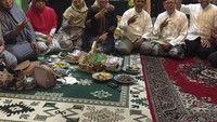 Mengunjungi para kerabat NU di kota Semarang, Ida disajikan berbagai kue tradisional sebagai teman berdikusi. Foto: Instagram @idafauziyahnu