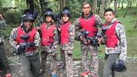 Untuk menghilangkan kebosanan saat berlatih, Aries memilih olahraga airsoft gun bersama dengan teman-temannya. (instagram/aries_susanti)