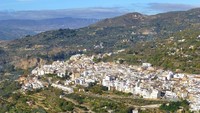 Inilah Kota Lanjaron di Spanyol. Di 1999, Lanjaron pernah mengeluarkan aturan melarang warganya mati. Alasannya karena pemakaman di sana sudah overcrowded. (dok. caballoblanco)