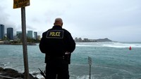 Pemerintah dan pihak kepolisian masih terus memantau peningkatan air dan gelombang di pantai akibat dampak badai Lane dan juga memberikan himbauan kepada para pengunjung pantai untuk tak melakukan aktivitas di laut sementara waktu hingga dinyatakan aman. Hugh Gentry/Reuters.