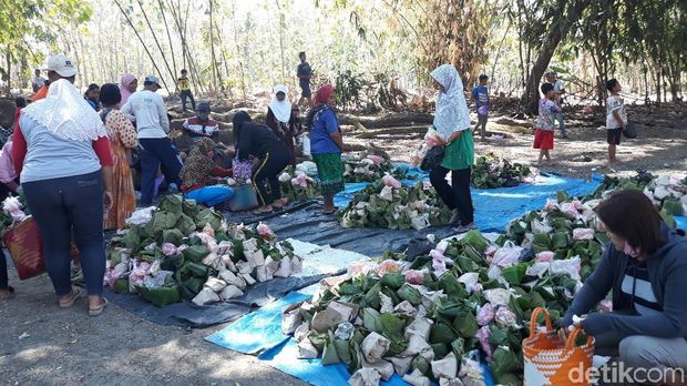 Warga Ngawi berebut saling lempar nasi/