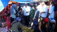 Bersama Fadli Zon, kali ini Idrus asyik bertandang ke pasar senggol di Dumai. Buah jeruk lokal tampaknya sedang jadi incaran untuk diborong nih. Foto: instagram/twitter @idrusmarham5